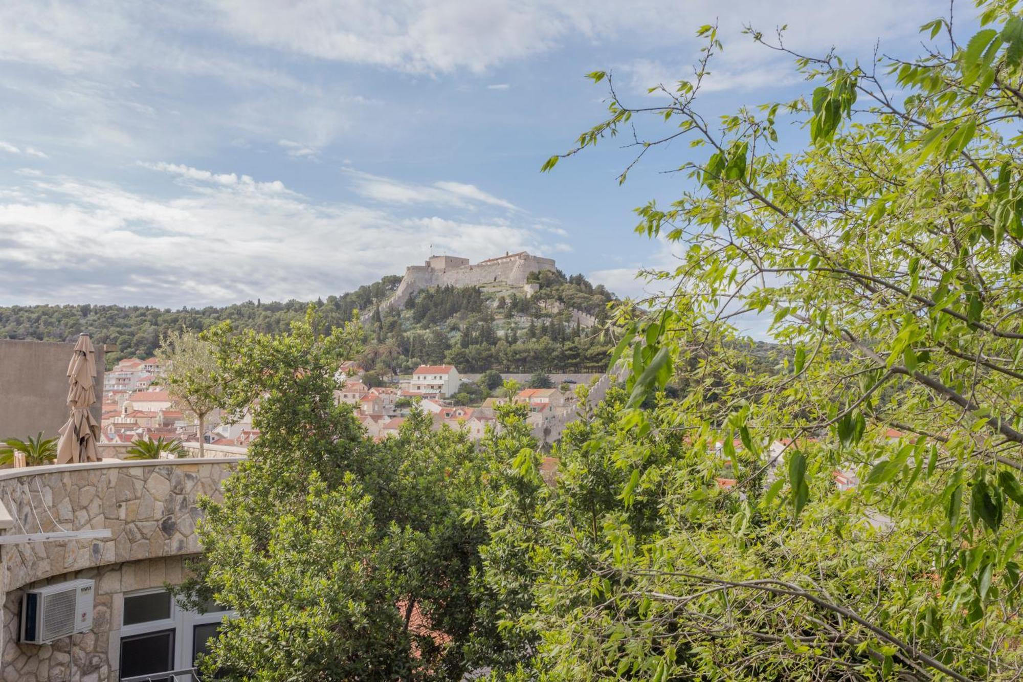 Mamma Mia Apartments-City Center Hvar Town Exterior photo